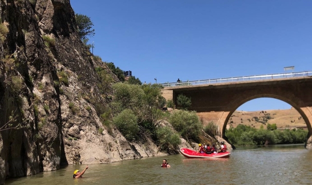 Kavurucu sıcaklarda rafting yaparak serinlediler