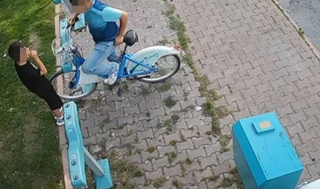 Kayısı yiyerek bisikletleri çaldılar