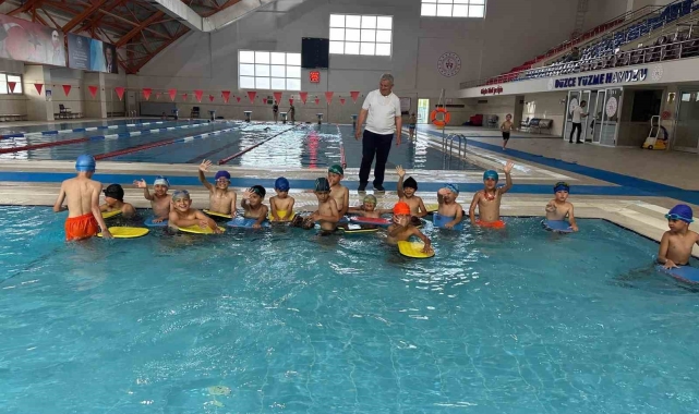 Kaynaşlılı çocuklar yüzme öğreniyor