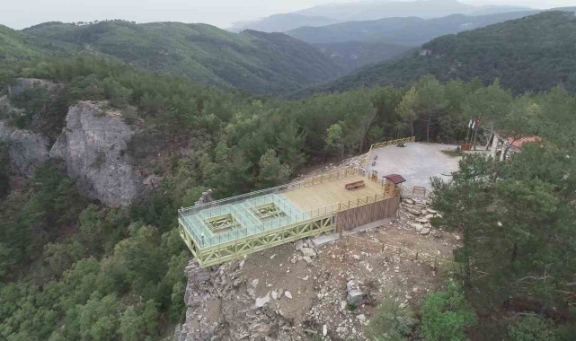 Kazdağları'nda aşırı sıcaklar nedeniyle camı çatlayan Şahinderesi Cam Seyir Terası ziyarete kapatıldı