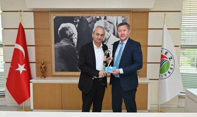 Kepez'den Kazak ozanı Jambıl Jabayev Parkı'na çift telli dombra anıtı