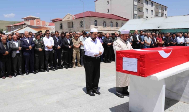 Kırıkkale'deki kazada hayatını kaybeden polis memuru Ağrı'da son yolculuğuna uğurlandı