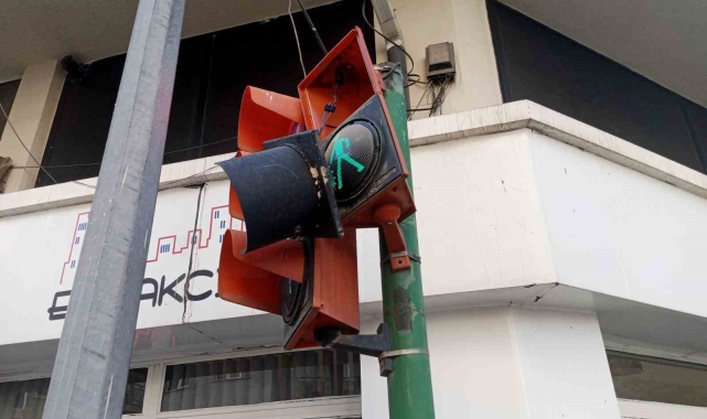 Kırılan trafik lambası yayalara ve sürücülere zor anlar yaşatıyor