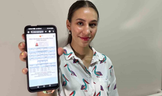 Kırım Türkü annenin kızı Safiye Yaşar, YDT'de Rusça alanında Türkiye birincisi oldu