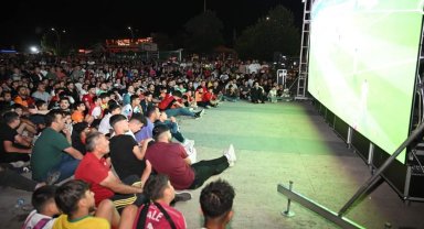 Kırşehir'de yüzlerce kişi dev ekrandan Avusturya-Türkiye maçını izledi