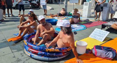 'Kıyıda yer yok' deyip şemsiyeleri ve havlularıyla meydana geldiler