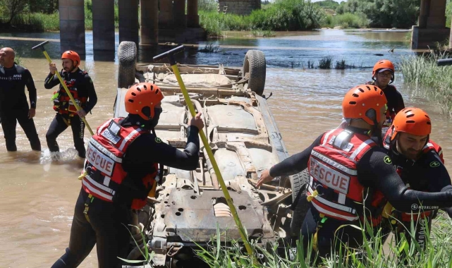 Kızılırmak'a düşen otomobili görenler telefona sarıldı