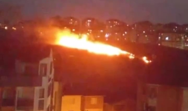 Kocaeli'de çıkan yangın geceyi aydınlattı