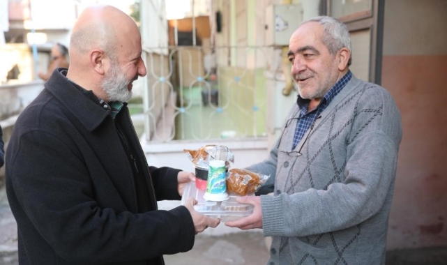 Kocasinan'da gönüller kazanılıyor, evlere her gün 4 çeşit sıcak yemek gidiyor