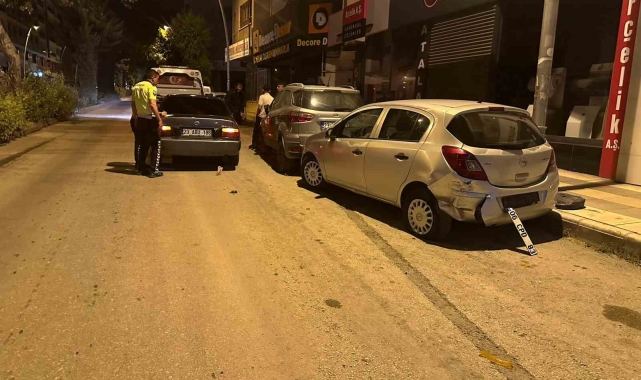 Kontrolden çıkan araç, park halindeki otomobillere çarptı
