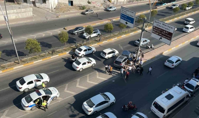 Kontrolden çıkan araç refüje çarptı: 6 yaralı