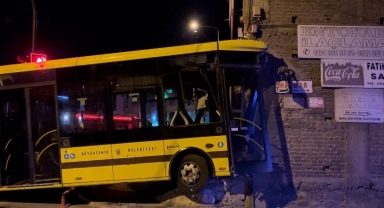 Kontrolden çıkan belediye otobüsü, tamirci dükkanına girdi