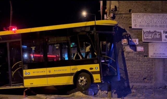 Kontrolden çıkan belediye otobüsü, tamirci dükkanına girdi