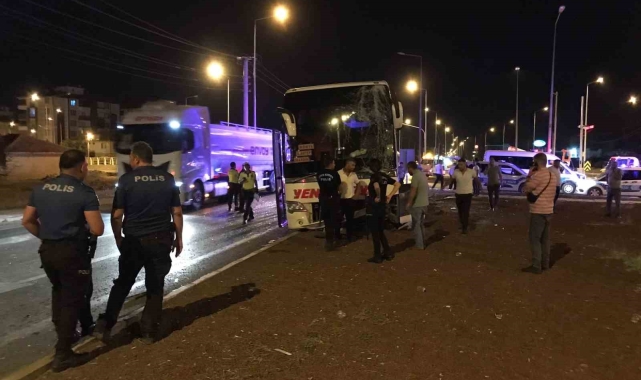 Konya'da 2 yolcu otobüsünün karıştığı kaza kimsenin burnu kanamadan atlatıldı
