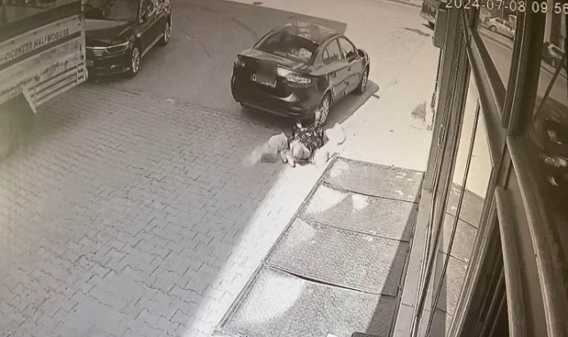 Konya'da geri manevra yapan otomobilin kadına çarpması kamerada