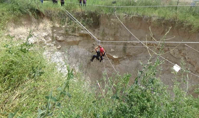 Konya'da obruğa düşen köpeği itfaiye kurtardı