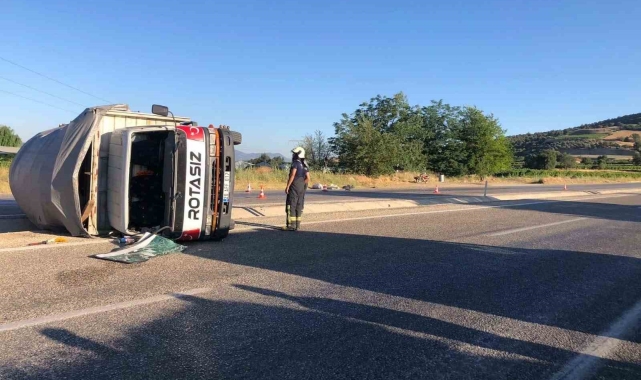Köpeğe çarpmamak için direksiyon kıran kamyon devrildi: 2 yaralı