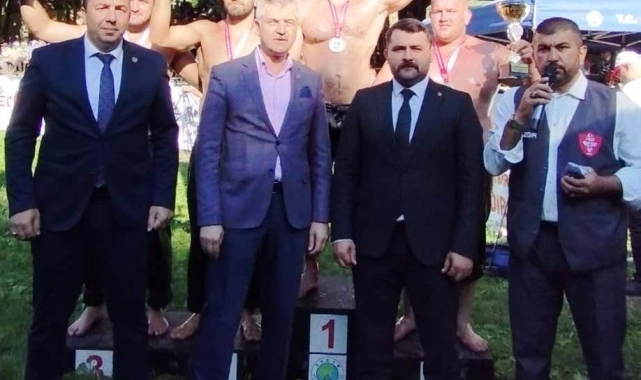 Körfez Gençlerbirliği güreşçileri kürsüde
