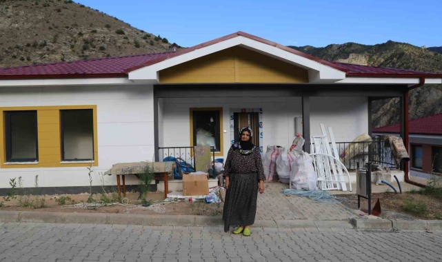 Köyde tek başına kalmış baraj suları evinin duvarına dayanmıştı: Sebaha Nine komşularına kavuştu