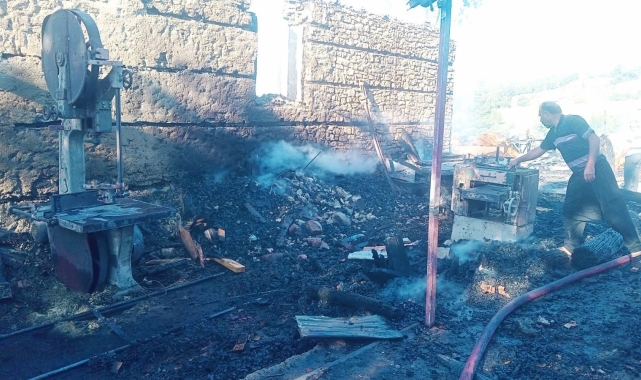 Kozan'da çıkan yangında ev, buğday deposu ve iş yeri kullanılamaz hale geldi