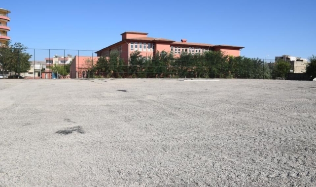 Kozluk'ta sentetik futbol sahası yenileniyor