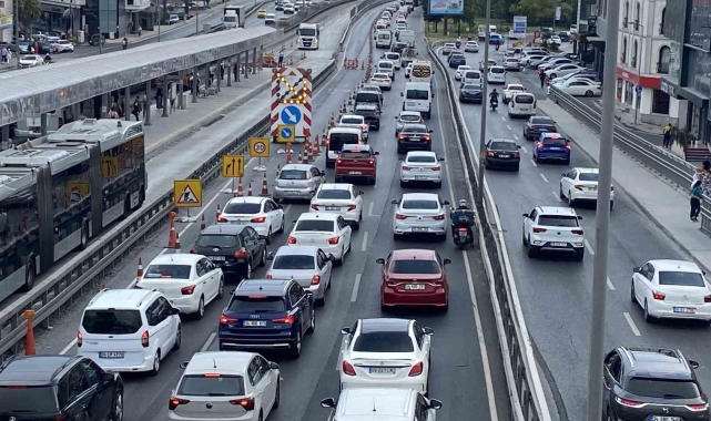 Küçükçekmece&#039;de İBB&#039;nin yol çalışması trafik çilesine döndü