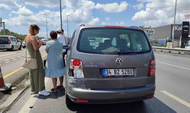 Küçükçekmece'de kontrolden çıkan otomobil metrobüs yoluna savruldu