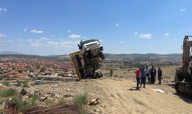 Kula'da moloz boşaltan kamyon havada asılı kaldı