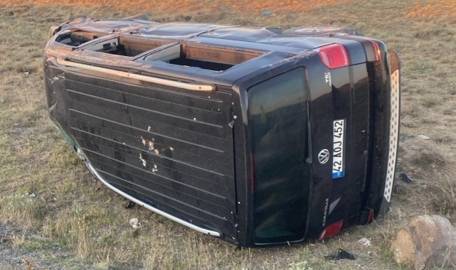 Kulu'da hafif ticari araç takla attı: 2 yaralı
