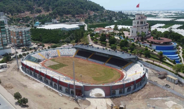Kumluca Atatürk Stadyumu'nda son rötuşlar yapılıyor