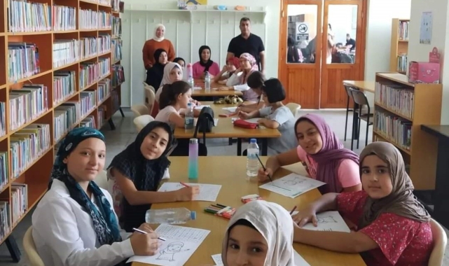 Kur'an Kursu öğrencileri kütüphanede