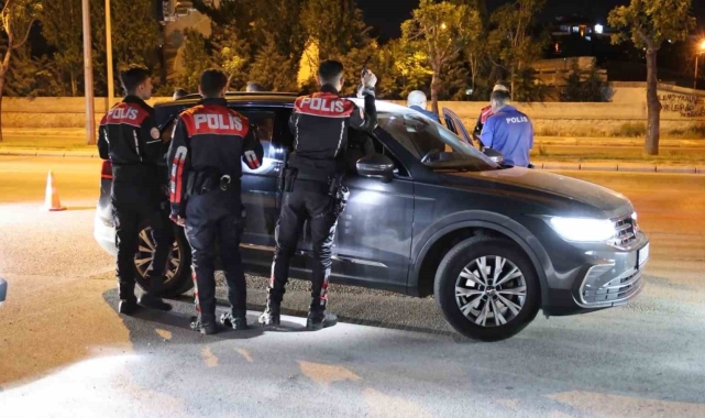 Kurusıkı tabancayla yakalandı, polis otosundaki yeri beğenmedi: "Arkaya gerek var mı?"