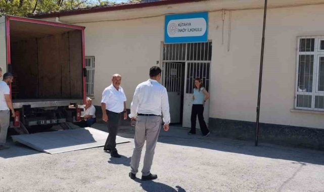 Kütahya İnköy İlkokulunda öğrenci sıralarının bakımı yapıldı