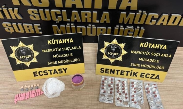 Kütahya'da araçlarında uyuşturucu bulunan 2 zanlı tutuklandı