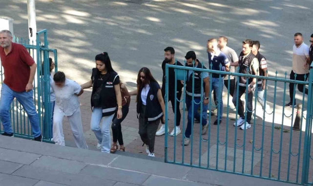 Kütahya'da gayrimenkul dolandırıcılığı operasyonunda gözaltına alınan 7 şüpheli adliyeye sevk edildi