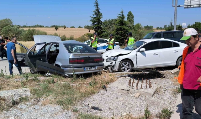 Kütahya'da trafik kazası: 1 ölü, 2 yaralı