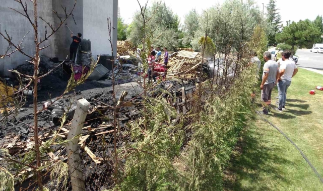 Kütahya'daki plastik fabrikası yangınında alevler metrelerce yükseldi