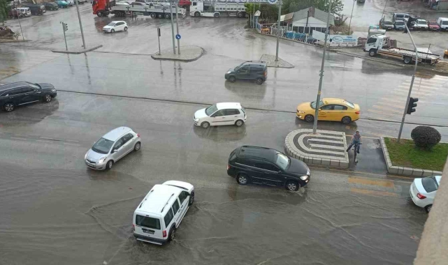 Kuvvetli sağanak yağış Bozüyük'te etkisini gösterdi