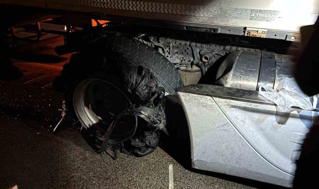 Lastiği patlayan tırın deposu hasar gördü, yola yakıt döküldü