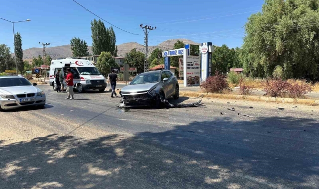 Malatya'da 2 otomobil çarpıştı: 3 yaralı