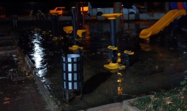 Malatya'da çocuk parkında patlayan su borusu yapılmayınca vatandaş çileden çıktı