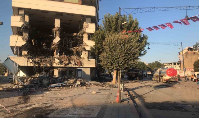 Malatya'da yıkımı yapılan bina saniyeler içinde yerle bir oldu