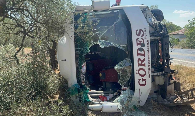 Manisa'da kamyonet otobüsle çarpıştı: 10 yaralı