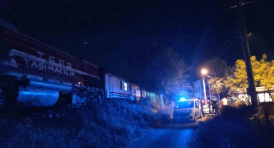 Manisa'da yolcu treninin çarptığı 2 kişi yaralandı