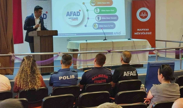 Manyas'ta AFAD personeli deprem eğitimi veriyor