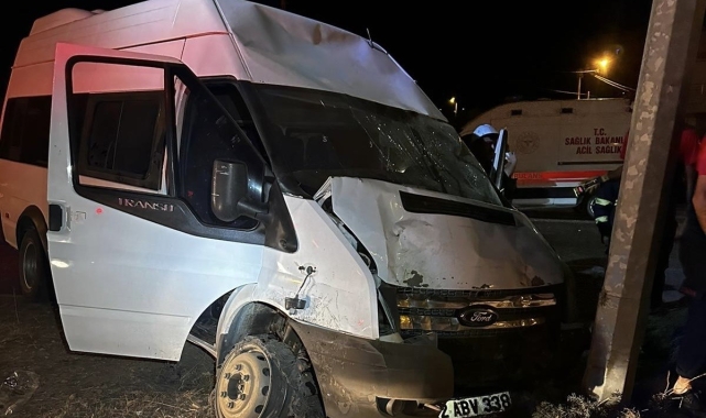 Mardin'de minibüs aydınlatma direğine çarptı: 1 yaralı