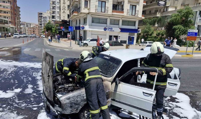 Mardin'de seyir halindeki otomobil yandı