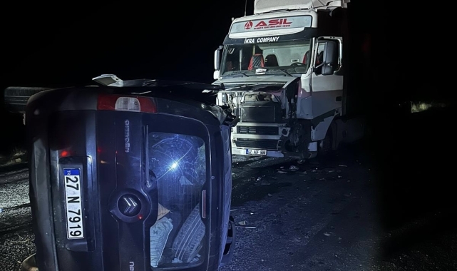 Mardin'de tır ile hafif ticari araç çarpıştı: 2 yaralı