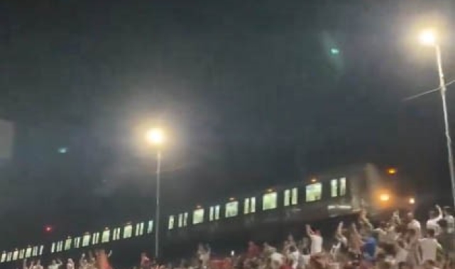 Marmaray makinisti milli maçı taraftarla beraber izledi: O anlar kamerada