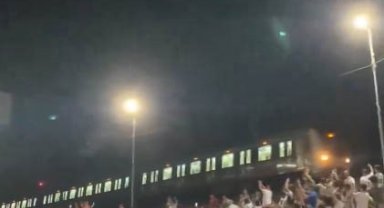 Marmaray makinisti milli maçı taraftarla beraber izledi: O anlar kamerada